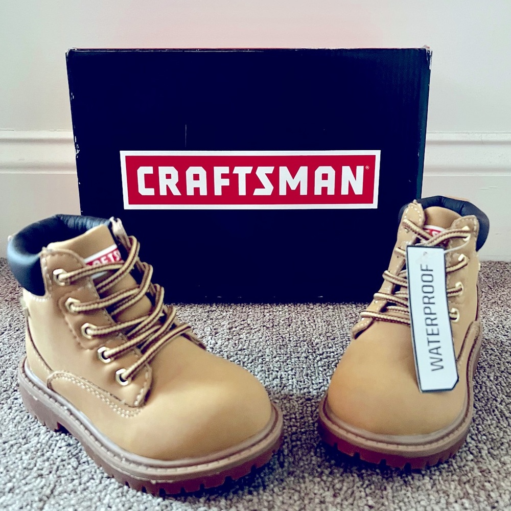 Kids boots size 7, new in box